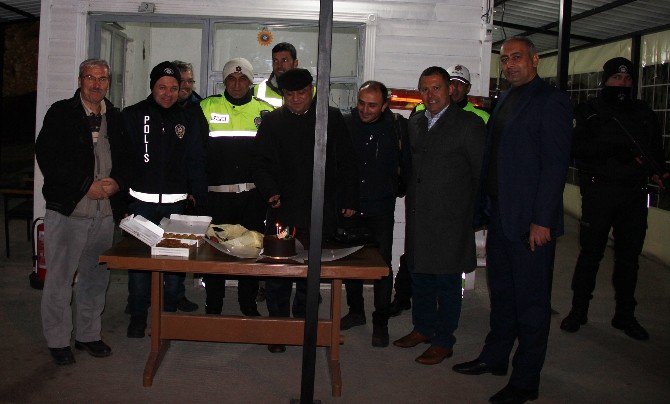 Emniyet Müdürü Nöbetteki Personelin Yeni Yılını Kutladı