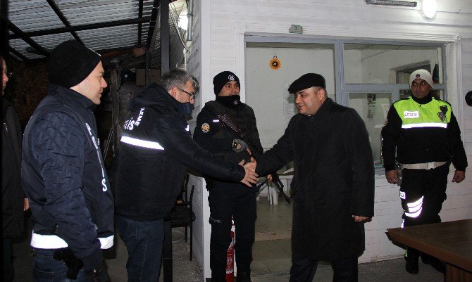 Emniyet Müdürü Nöbetteki Personelin Yeni Yılını Kutladı