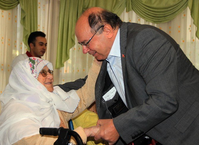 Vali Çiçek Yaşlı Ve Rehabilitasyon Merkezi Sakinlerini Unutmadı