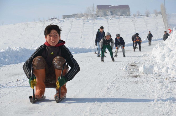 Muş’ta Çocukların Kızak Keyfi