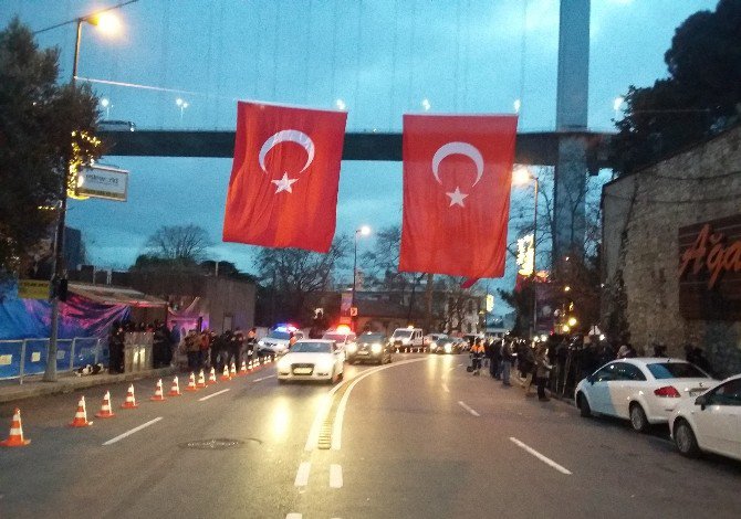 Gece Kulübünün Bulunduğu Caddeye Dev Türk Bayrağı Asıldı