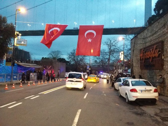 Gece Kulübünün Bulunduğu Caddeye Dev Türk Bayrağı Asıldı