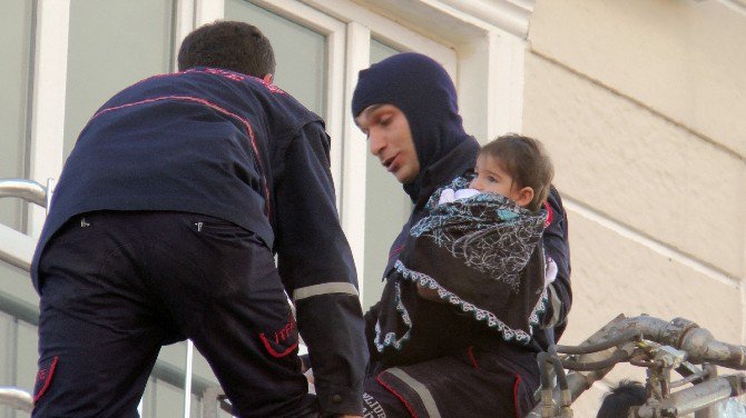 Yangında Binada Mahsur Kalan 11 Kişiyi İtfaiye Kurtardı