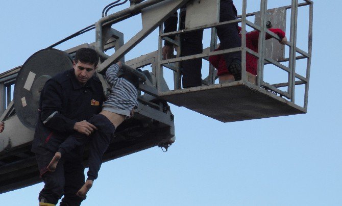 Yangında Binada Mahsur Kalan 11 Kişiyi İtfaiye Kurtardı