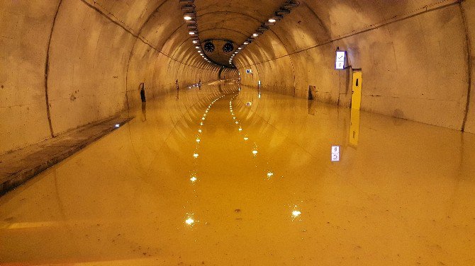 Sarıyer-çayırbaşı Tüneli’ni Su Bastı, Yol Trafiğe Kapatıldı