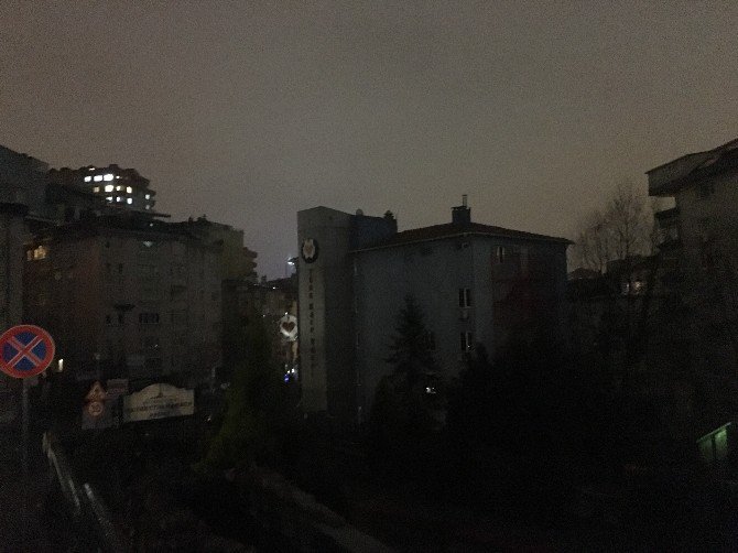 Yeni Yıla Mum Işığında Girdiler