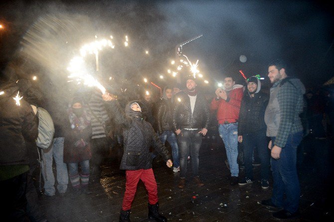 Yeni Yıl Coşkusunu Taksim’de Yaşadılar