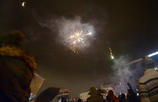Yeni Yıl Coşkusunu Taksim’de Yaşadılar
