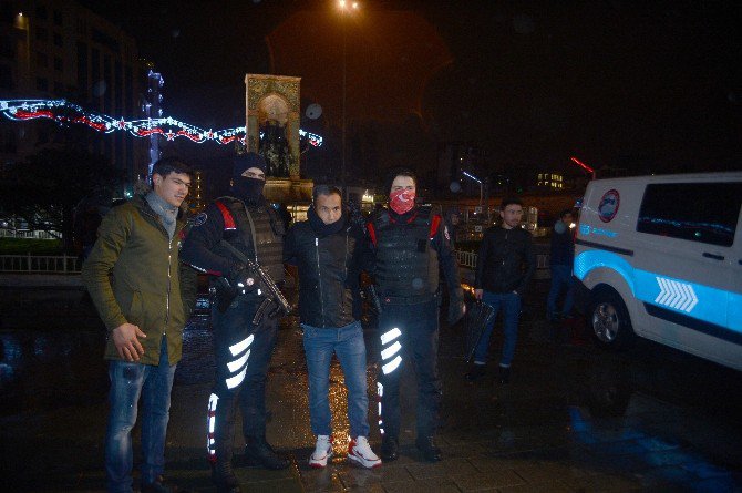 Taksim’de Polise Sevgi Gösterisi