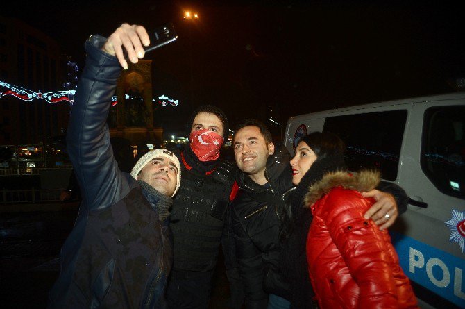 Taksim’de Polise Sevgi Gösterisi