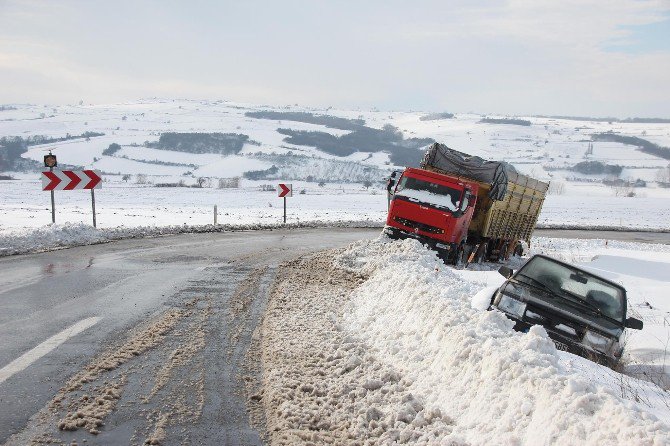 Karda Mahsur Kalan Araçlar Kurtarıldı