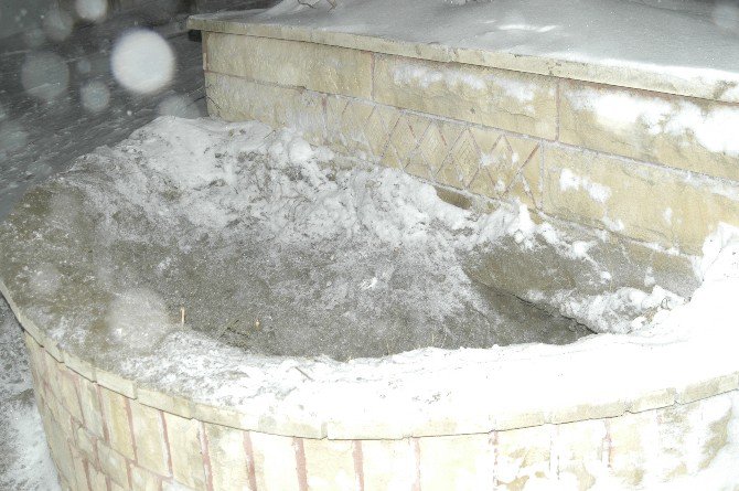 Tekirdağ’da Kar Yağışını Fırsat Bilen Hazine Avcıları Türbeyi Kazdı