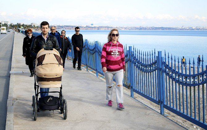 Antalya Yeni Yılı Sıcak Karşıladı