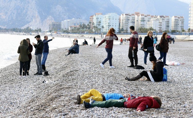 Antalya Yeni Yılı Sıcak Karşıladı