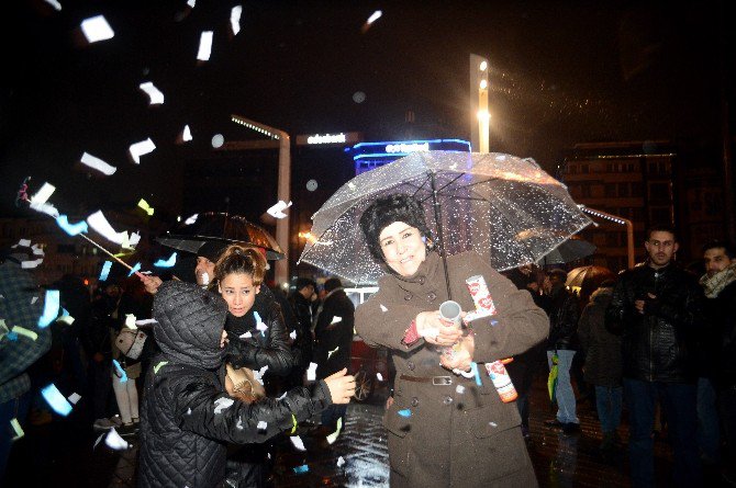Kimisi Mendil Sattı, Kimisi Taksim’de Halay Çekti