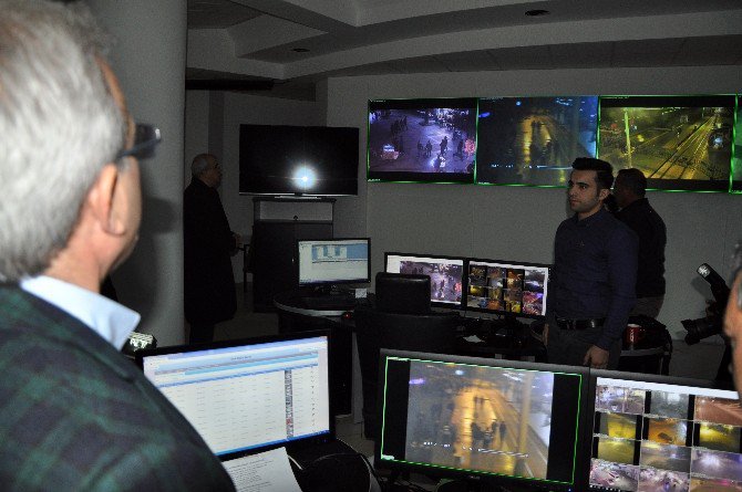 Antalya Valisi, Mobese Merkezinden Antalya’yı İzledi