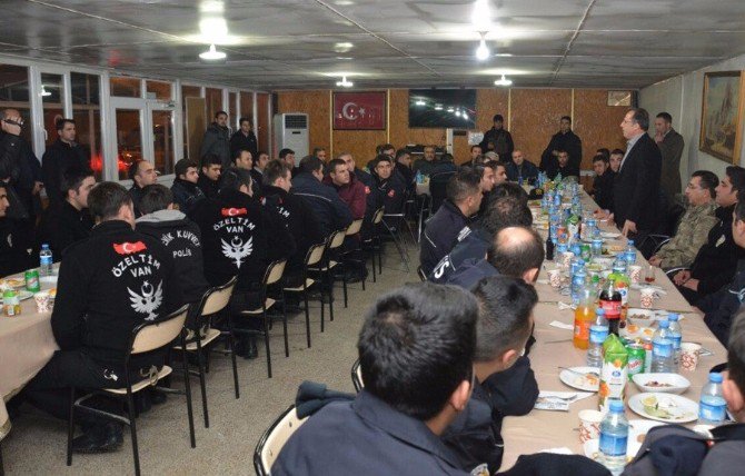 Vali Taşyapan, Yeni Yıla Nöbete Giren Güvenlik Güçlerini Ziyaret Etti