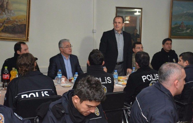 Vali Taşyapan, Yeni Yıla Nöbete Giren Güvenlik Güçlerini Ziyaret Etti