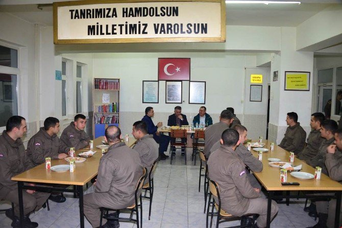 Vali’den Asker Ailesine Sürpriz Telefon