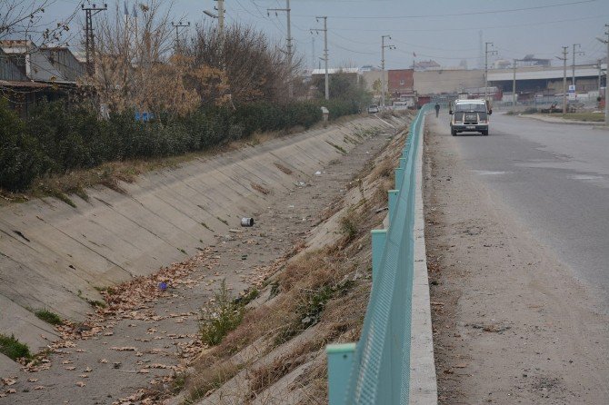 Derelere Korkuluklar Yapılıyor