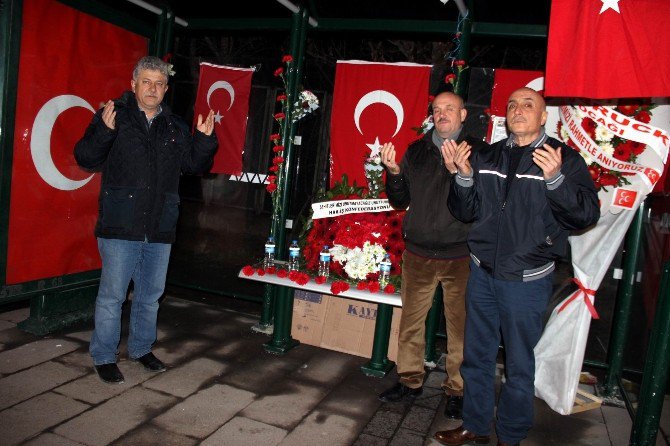 Yeni Yıla Şehitler Durağında Dua Okuyarak Girdiler