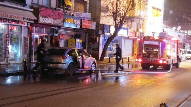 Ayvalık’ta Park Halindeki Otomobil Alev Aldı