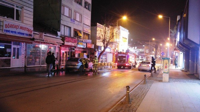 Ayvalık’ta Park Halindeki Otomobil Alev Aldı