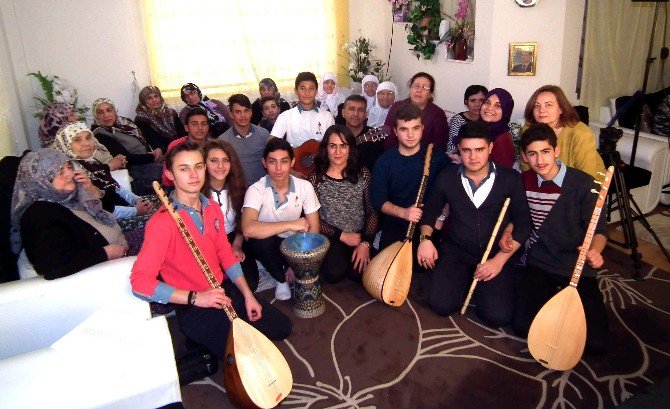 Gençler, Yaşlı Gündüz Bakımevinde Konser Verdi