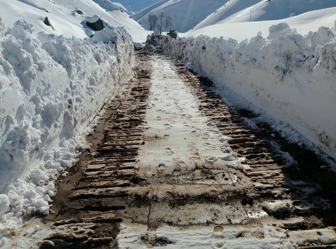 Sason’da Yol Temizleme Çalışmaları Devam Ediyor