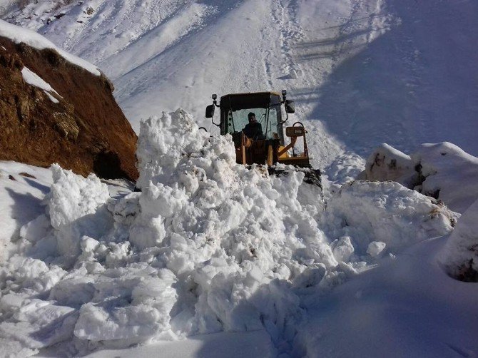 Sason’da Yol Temizleme Çalışmaları Devam Ediyor