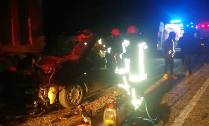 Araç Park Halindeki Kamyona Çarptı: 3 Ölü, 1 Yaralı