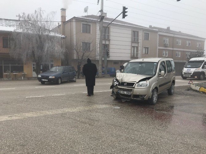 Işıklarda Bekleyen Araca Arkadan Çarptı