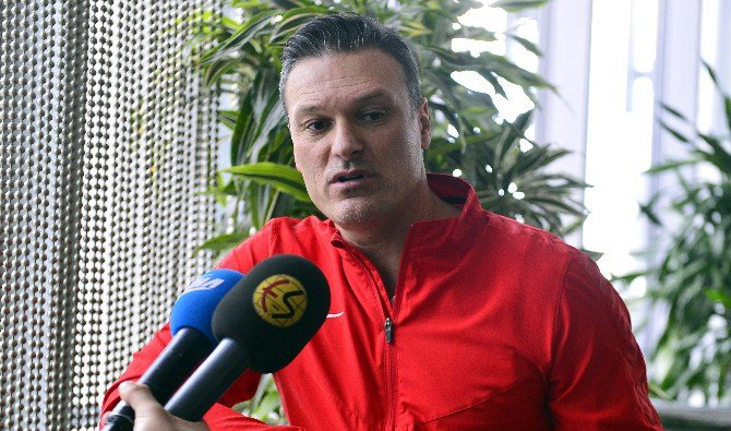 Alpay Özalan: “Bu Ülkede Kimlerin Antrenörlük Yaptığını Herkes Biliyor”