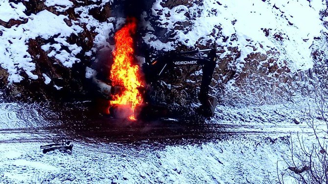 Hakkari’de Bir İş Makinesi Ateşe Verildi