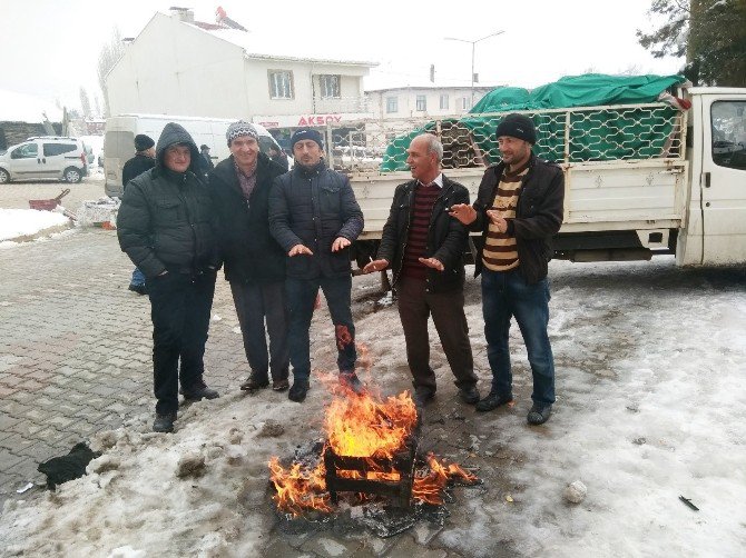 Hisarcık’ta Pazarcılar Ateş Yakarak Isındı