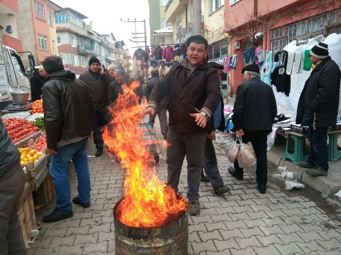 Hisarcık’ta Pazarcılar Ateş Yakarak Isındı