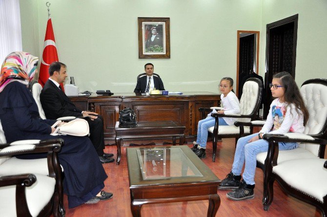 2 Kardeş Kumbaradaki Paralarını Halepli Çocuklara Bağışladı