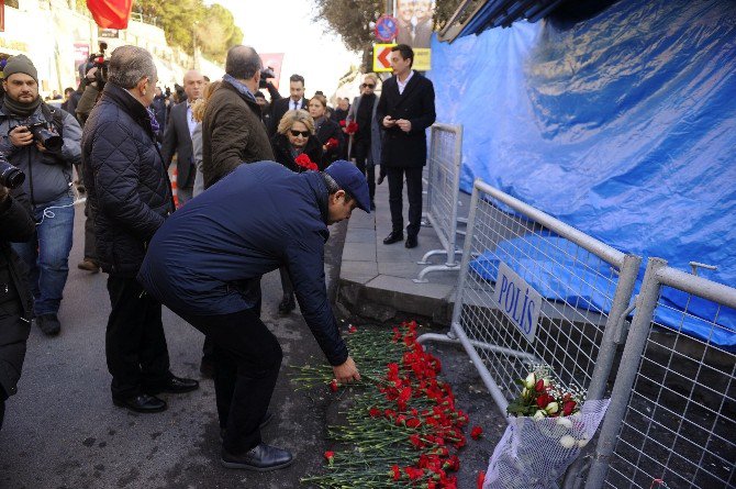 Ortaköy’deki Terör Saldırısında Hayatını Kaybeden Karanfillerle Anıldı