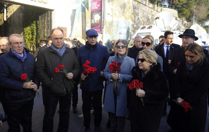 Ortaköy’deki Terör Saldırısında Hayatını Kaybeden Karanfillerle Anıldı