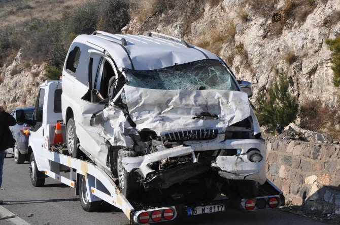 İzmir’de Karşı Şeride Geçen Araç Ölüm Saçtı: 2 Ölü, 1 Ağır Yaralı