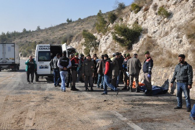 İzmir’de Karşı Şeride Geçen Araç Ölüm Saçtı: 2 Ölü, 1 Ağır Yaralı