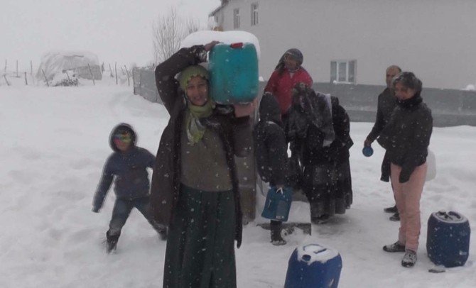 Köyde Sular Dondu, İş Kadınlara Düştü