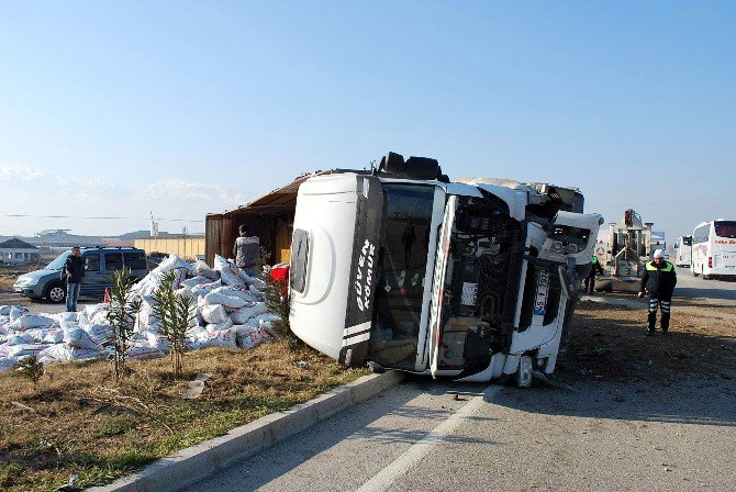 Manisa’da Kömür Yüklü Tır Devrildi: 1 Yaralı