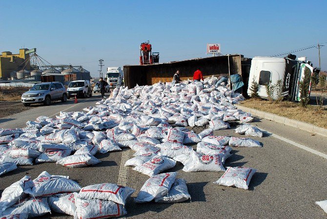 Manisa’da Kömür Yüklü Tır Devrildi: 1 Yaralı