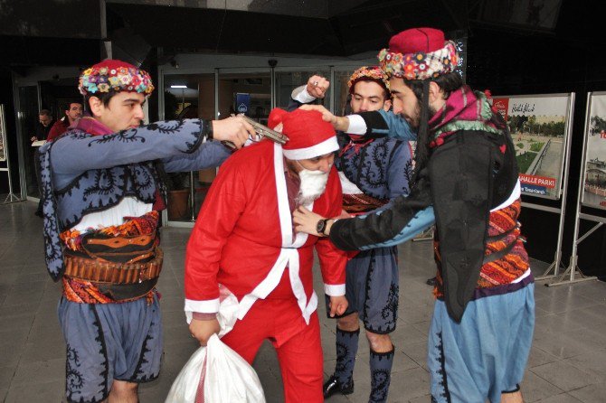 Oyuncak Tabancalı Noel Baba Protestosuna 10 Gözaltı