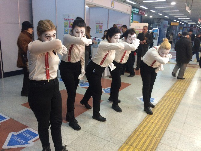 Metro’da Bulaşıcı Hastalıklara Karşı Pandomimle Uyarı