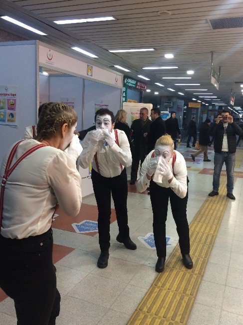 Metro’da Bulaşıcı Hastalıklara Karşı Pandomimle Uyarı