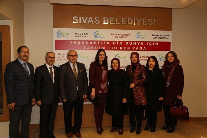 Vali Gül’ün Eşinden Gıda Bankası’na Ziyaret