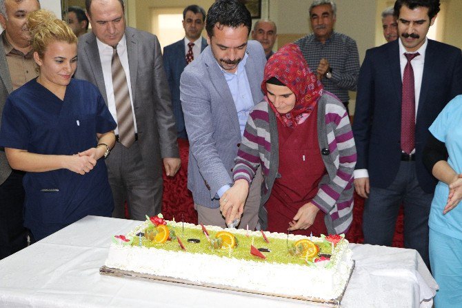 Devlet Hastanesi’ndeki 1 Ocak Doğumlu 45 Personel İçin Doğum Günü Partisi