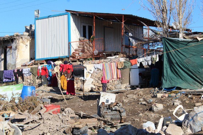 Ayvalık’ta Zor Durumda Olan Suriyeli İşçilere Yardım